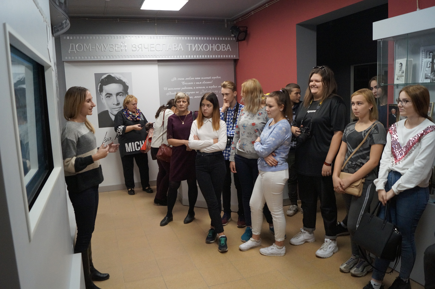 В доме-музее Тихонова организовали экскурсию для подростков